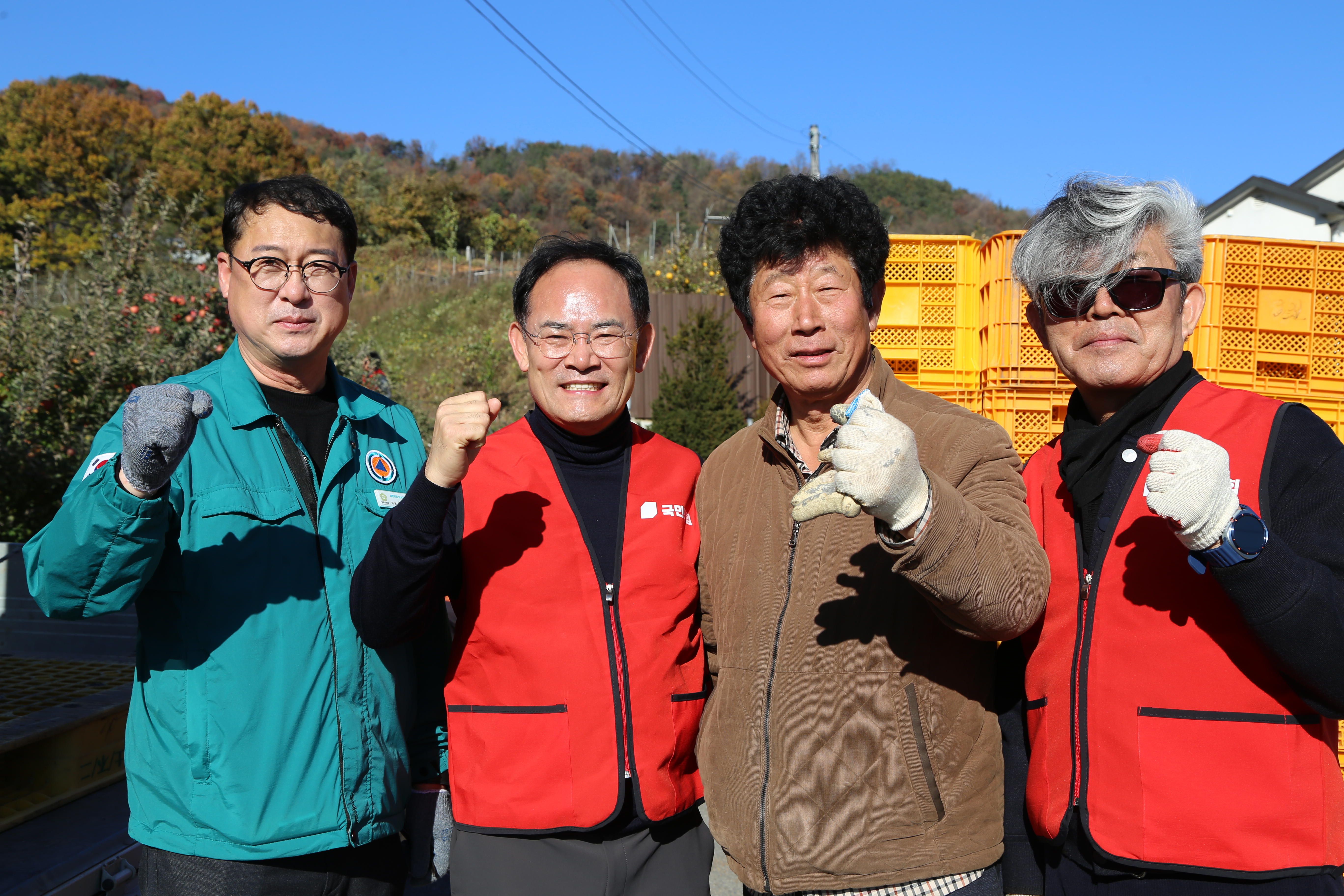 임종득의원이 당직자득과 함께 풍기읍 소재 과수 농가에서 사과따기 일손돕기에 직접 나섰다.